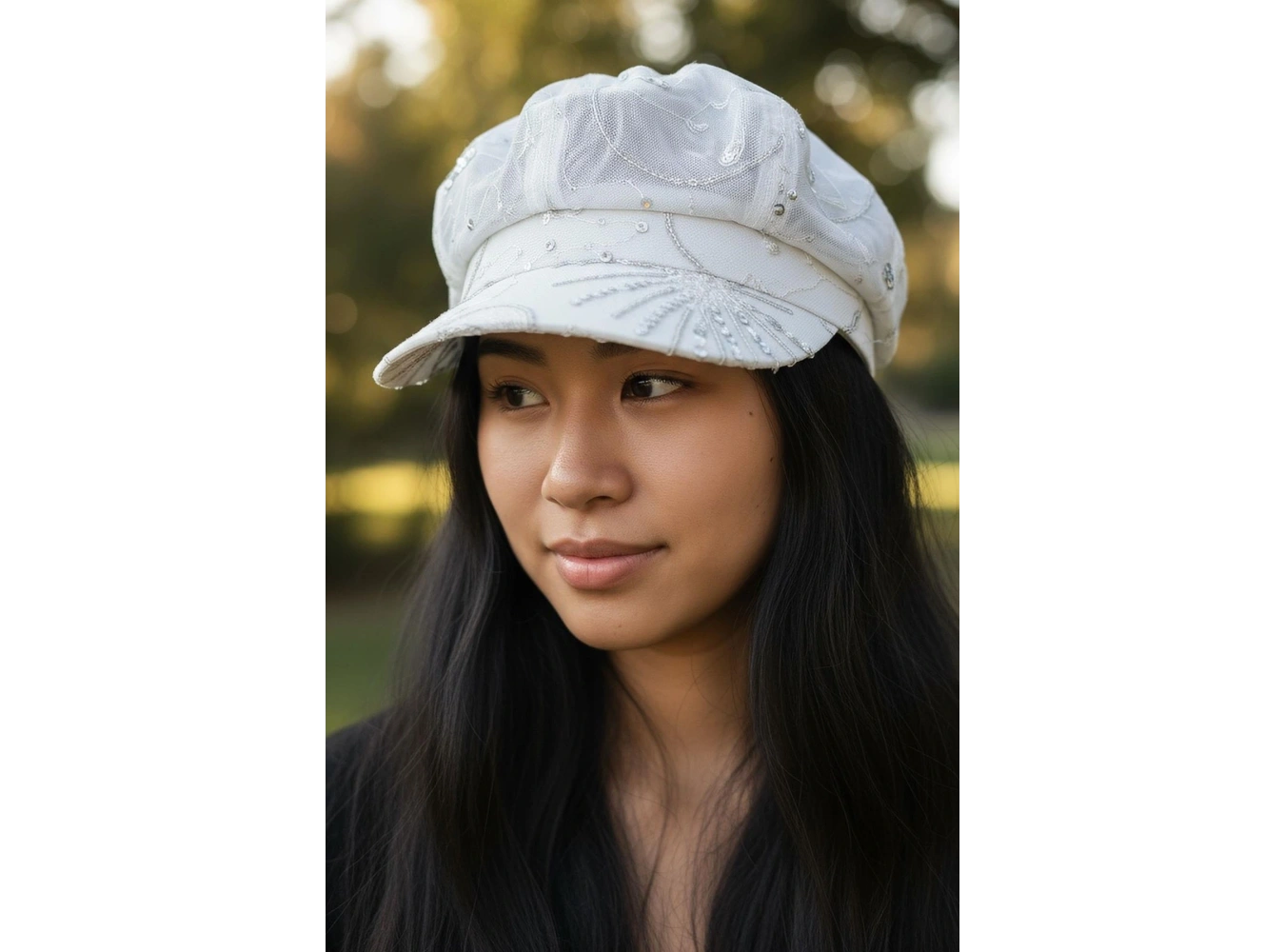 Beyaz Renk Pul Detaylı Tasarım Şapka