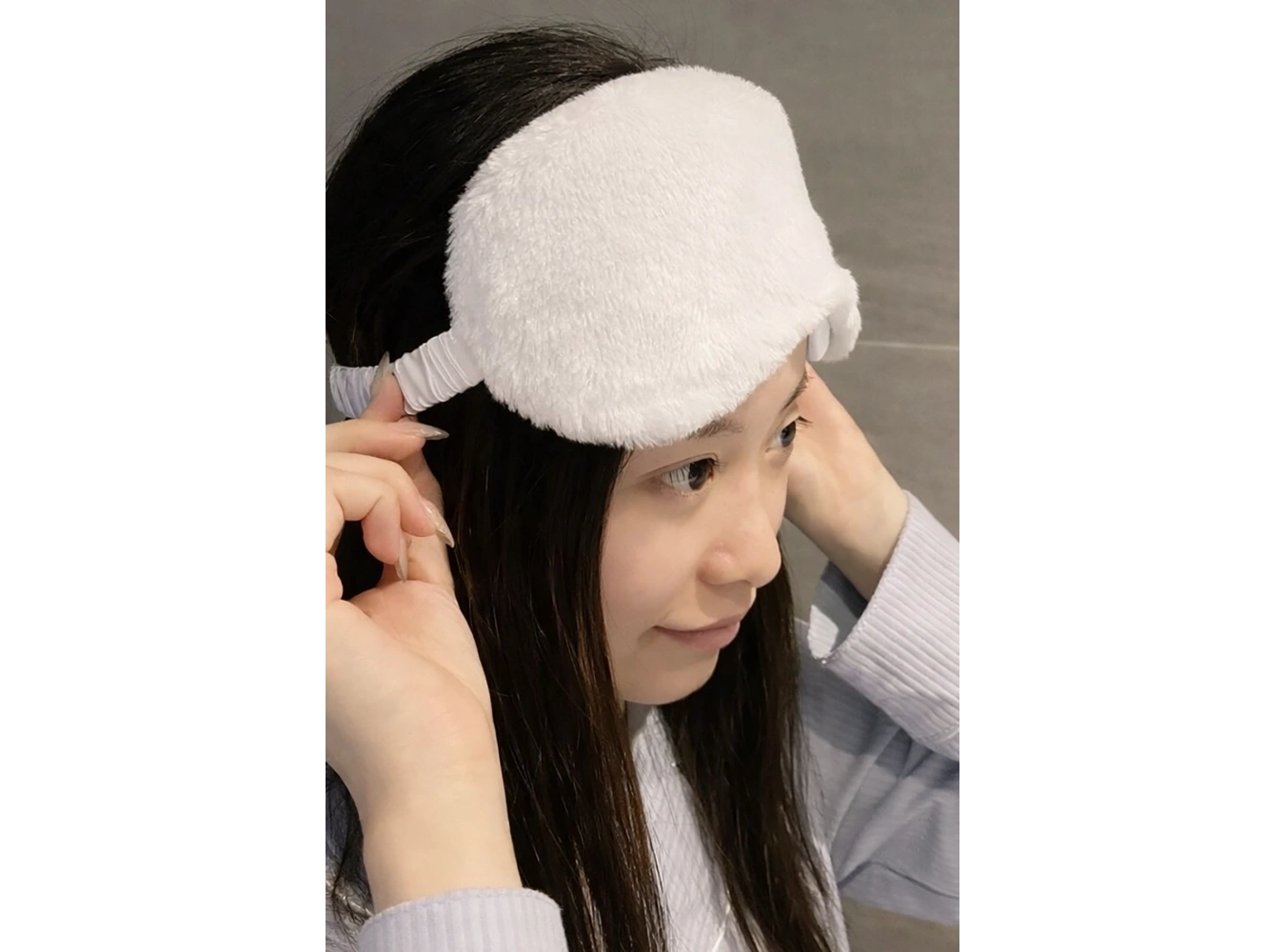 Beyaz Renk Sim Detaylı Peluş Uyku Bandı