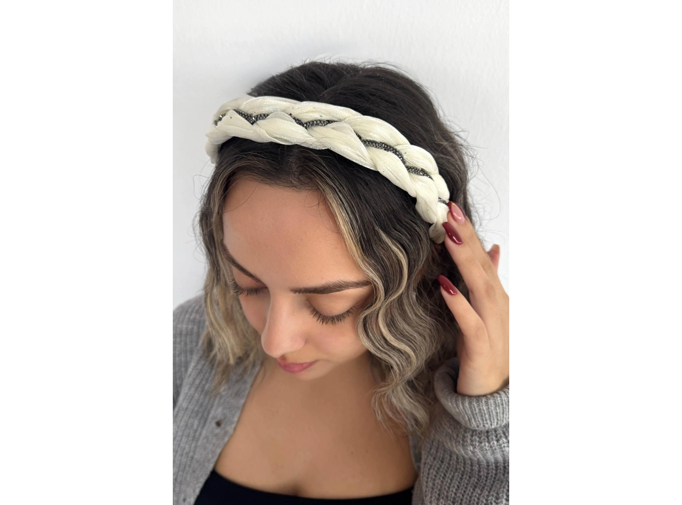 Beyaz Renk Taş Detaylı Örgülü Taç