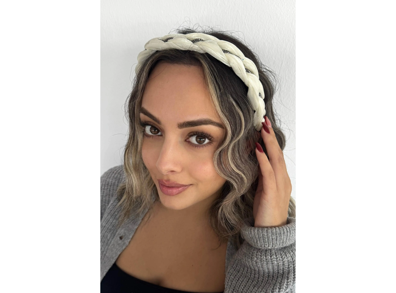 Beyaz Renk Taş Detaylı Örgülü Taç