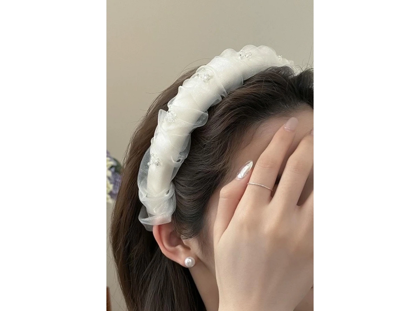 Beyaz Renk Taş Detaylı Taç