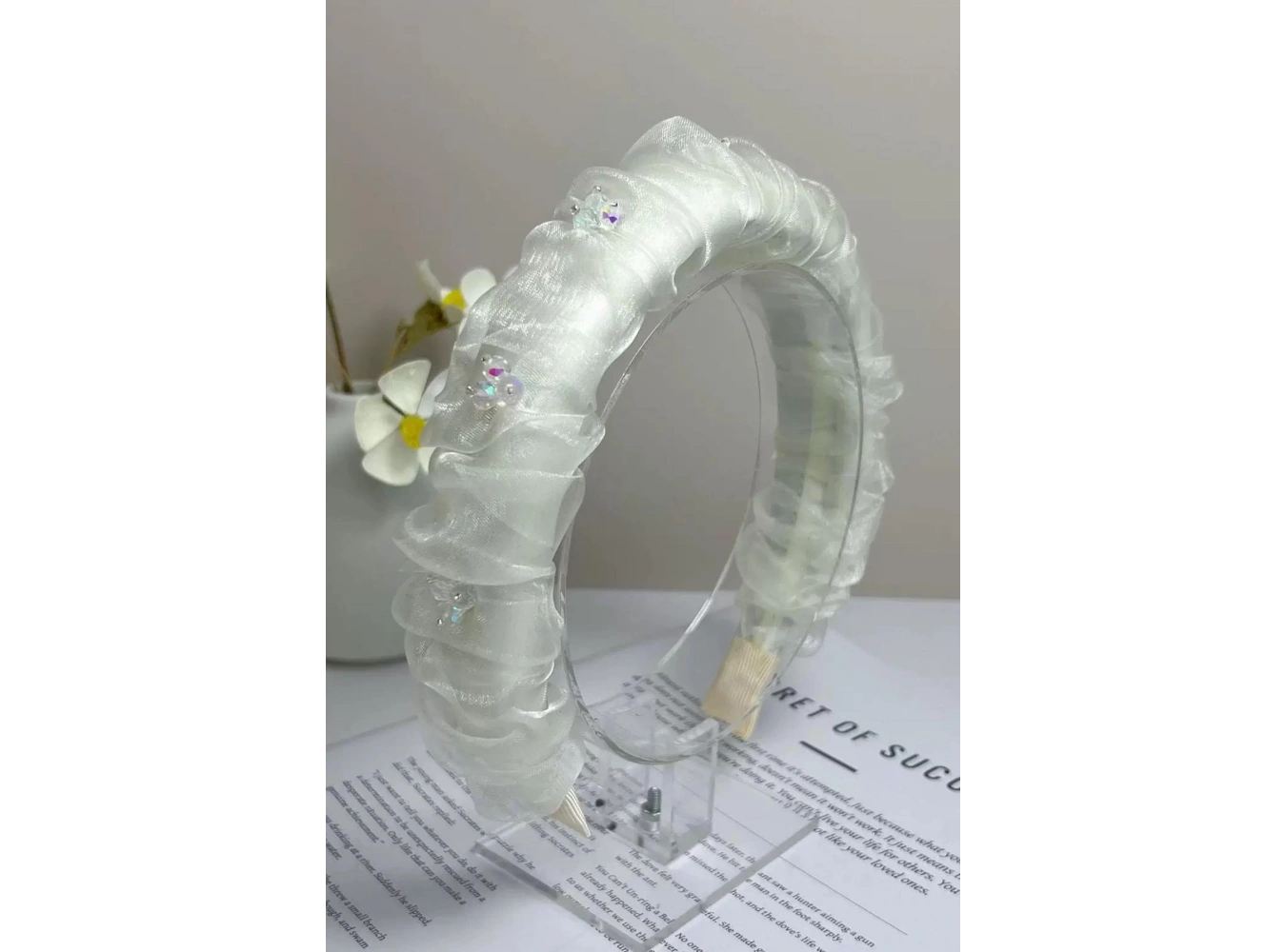 Beyaz Renk Taş Detaylı Taç