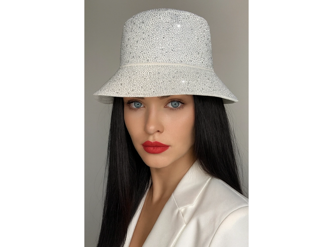 Beyaz Renk Taş Detaylı Tasarım Şapka