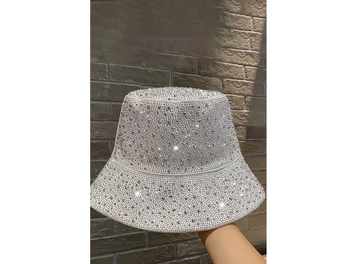 Beyaz Renk Taş Detaylı Tasarım Şapka