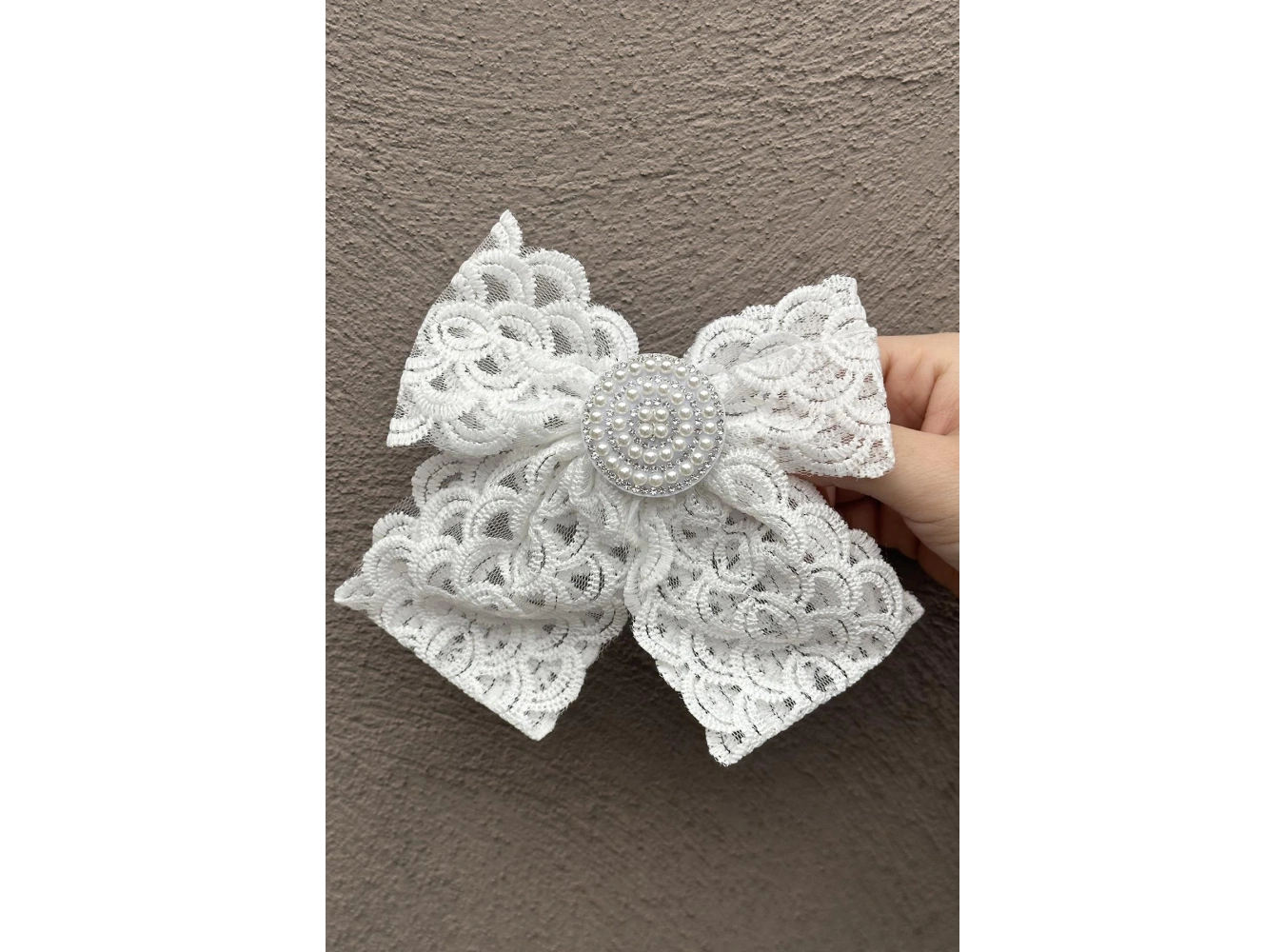 Beyaz Renk Taş Ve İnci Detaylı Dantel Kurdele Pens Toka