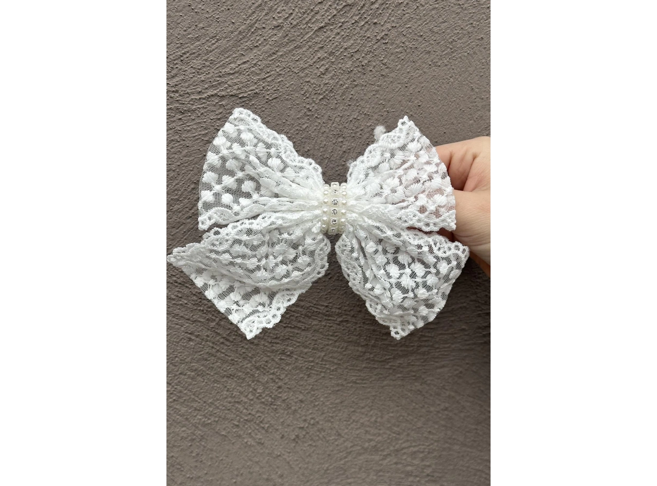 Beyaz Renk Taş Ve İnci Detaylı Dantel Kurdele Pens Toka