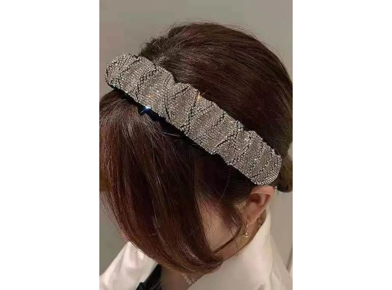 Beyaz Renk Taşlı Büzgü Detaylı Taç