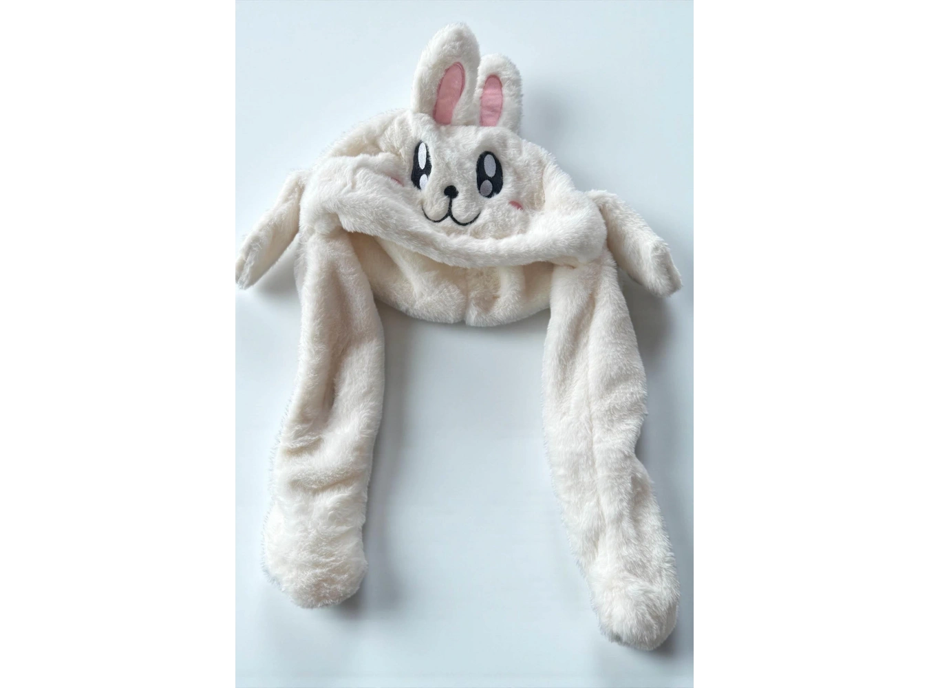 Beyaz Renk Tavşan Figürlü Kulakları Oynayan Peluş Şapka