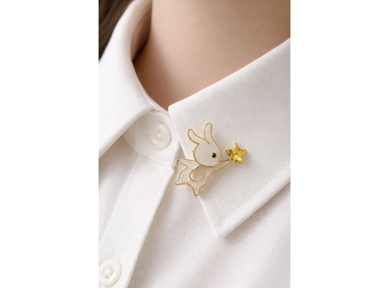 Beyaz Renk Tavşan Figürlü Taşlı Broş