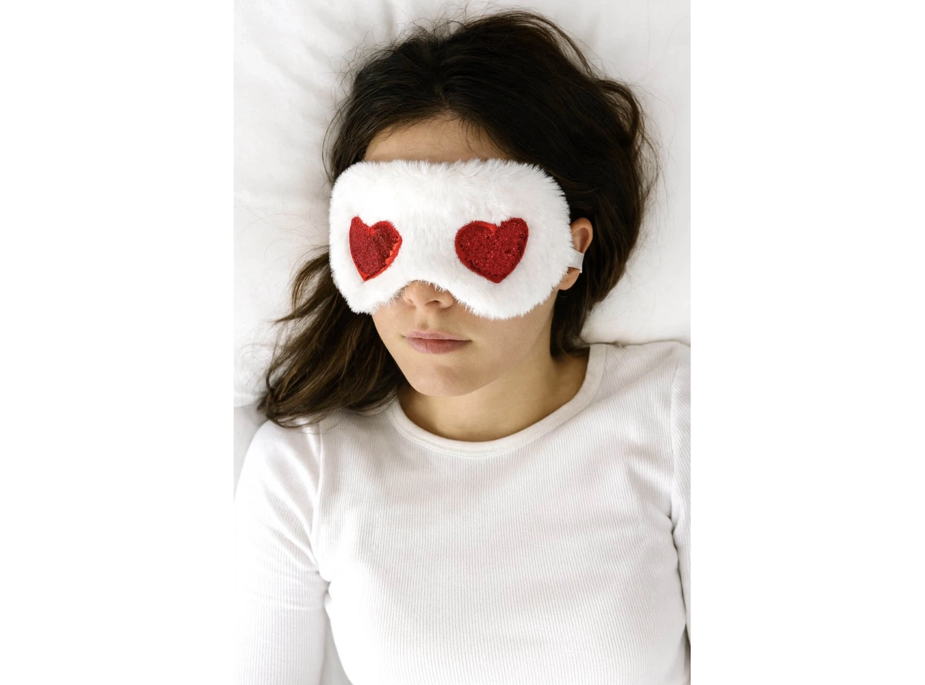 Beyaz Ve Kırmızı Renk Kalp Figürlü Peluş Uyku Bandı