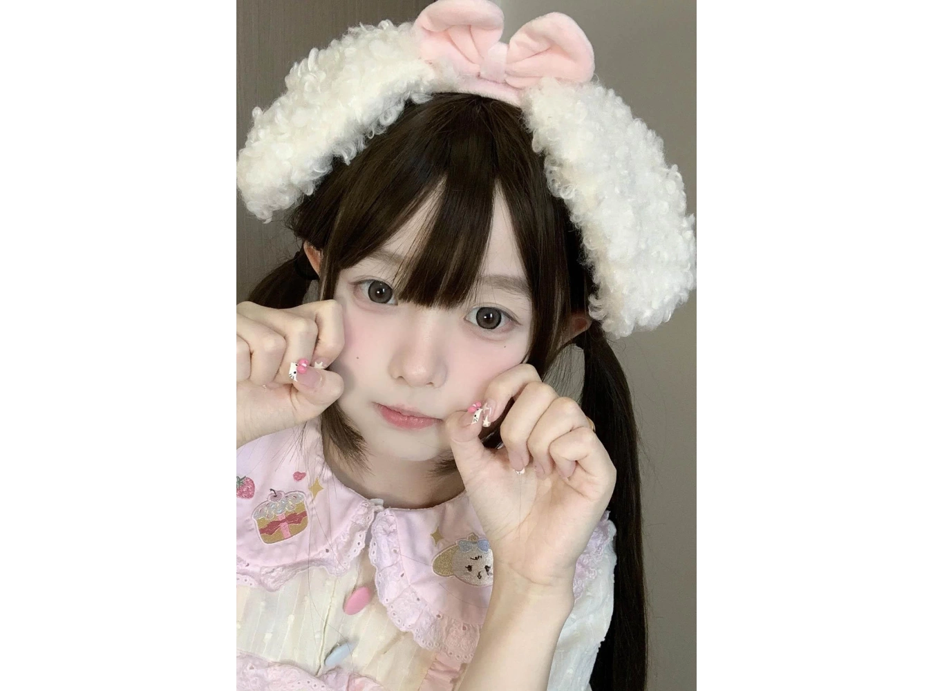 Beyaz Ve Pembe Renk Kurdele Figürlü Kulak Detaylı Peluş Taç