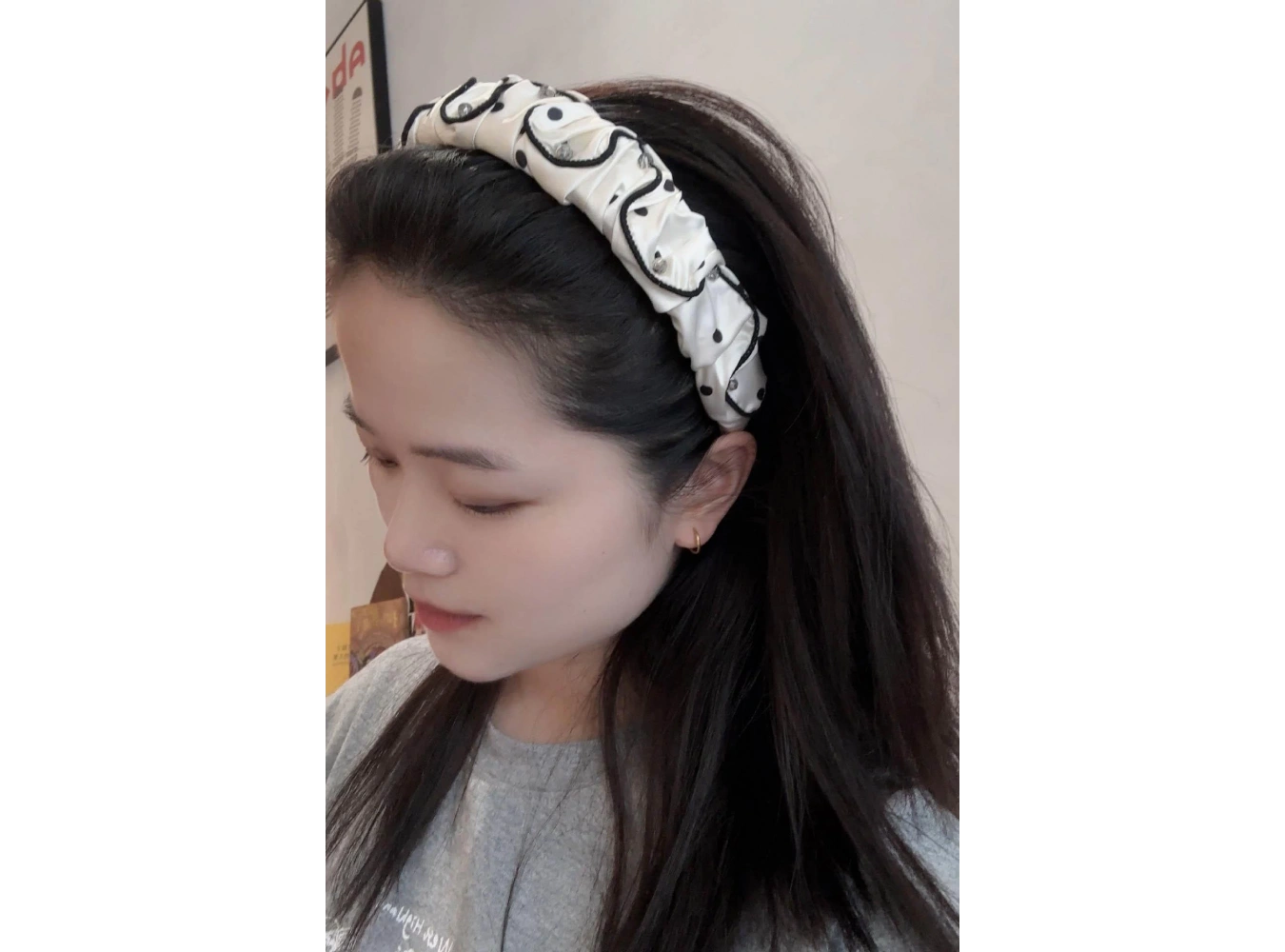 Beyaz Ve Siyah Renk Taş Detaylı Puantiye Detaylı Taç