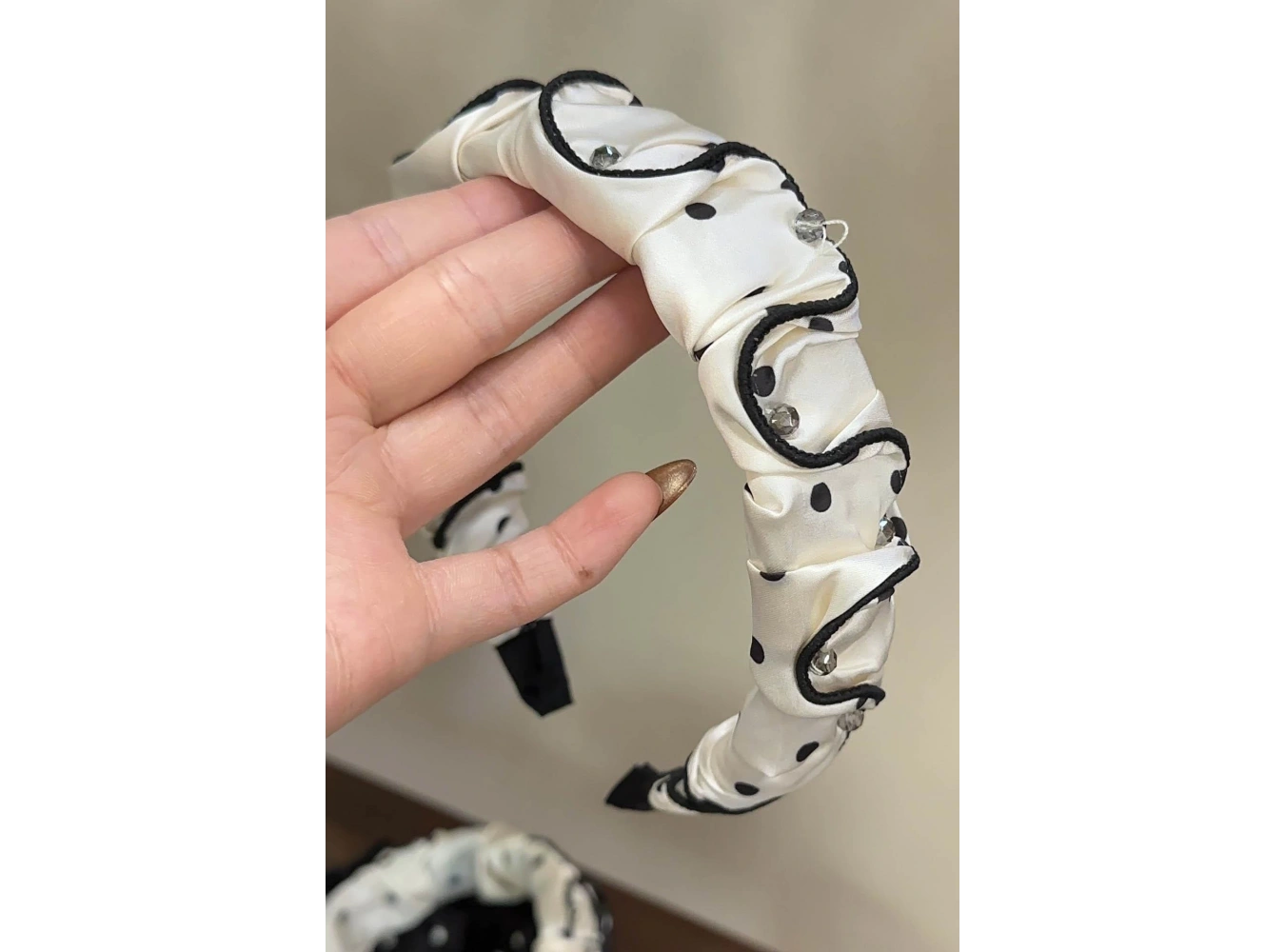 Beyaz Ve Siyah Renk Taş Detaylı Puantiye Detaylı Taç