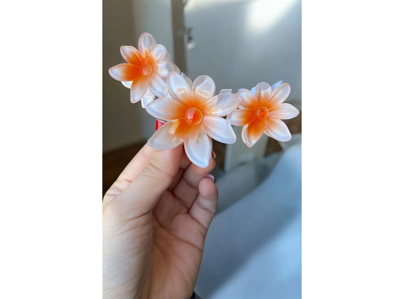 Beyaz Ve Turuncu Renk Çiçek Figürlü Mandal Toka