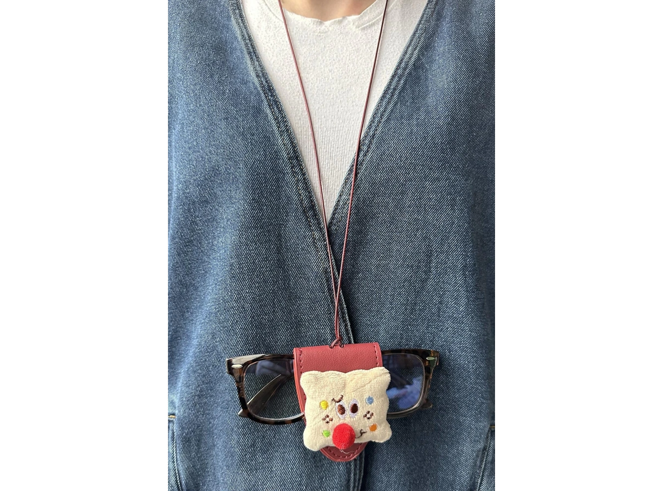 Bordo Renk Ayıcık Figürlü Boyundan Asmalı Gözlük Tutacağı