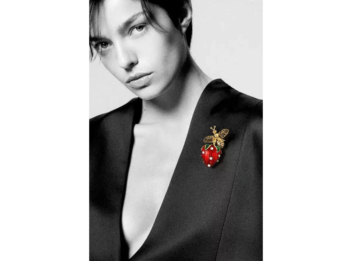 Çilek Figürlü Taşlı Broş