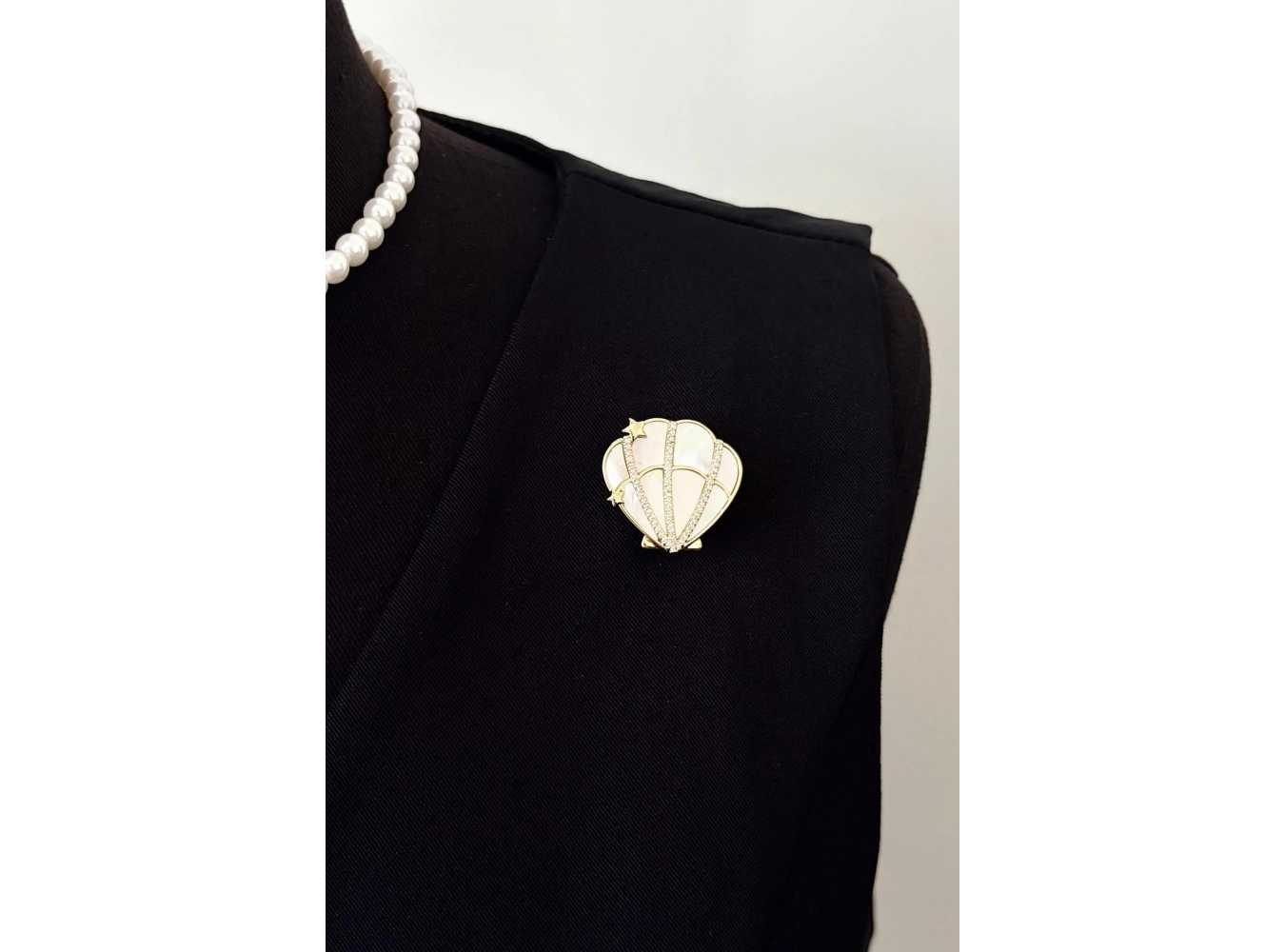 Deniz Kabuğu Figürlü Broş