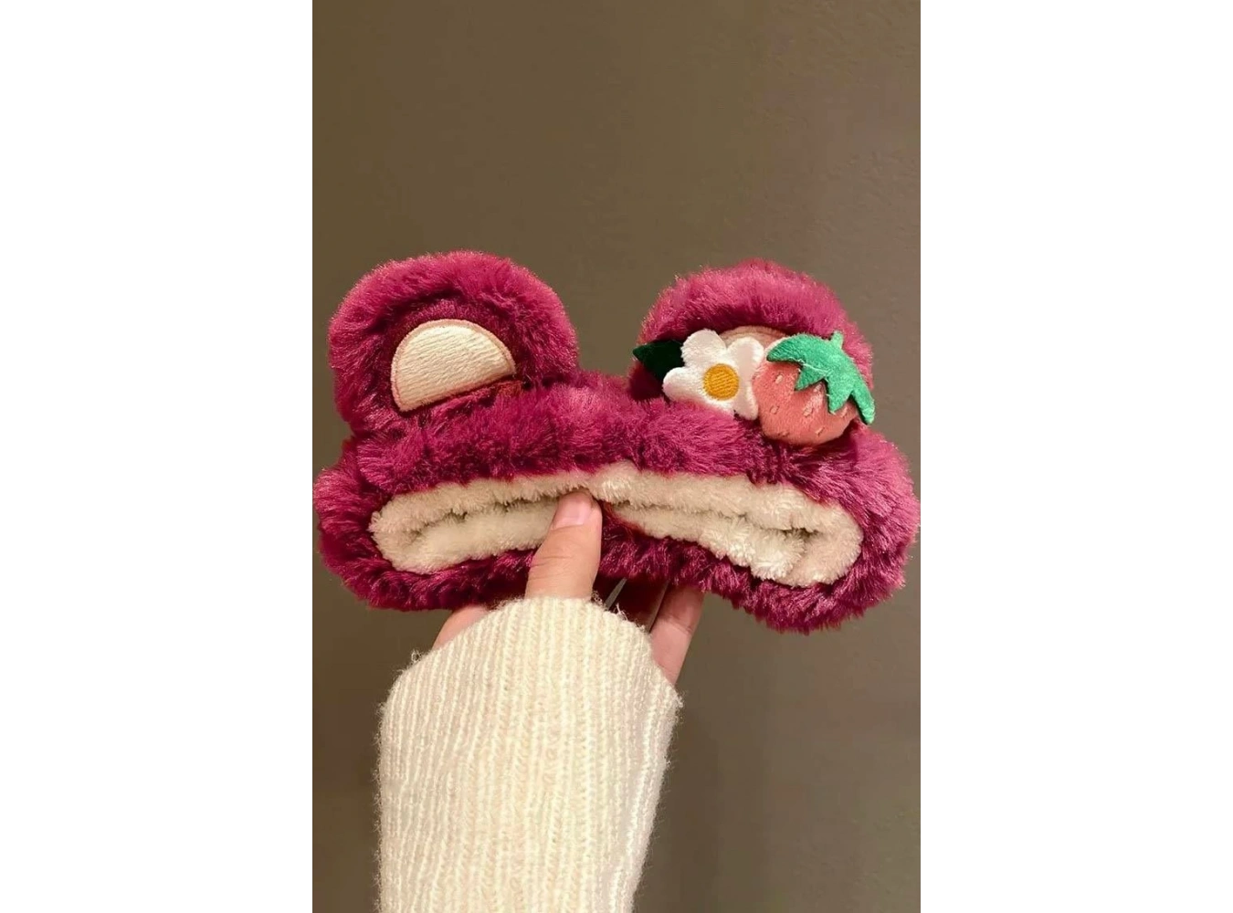 Fuşya Renk Çilek Ve Çiçek Figürlü Kulak Detaylı Peluş Saç Bandı