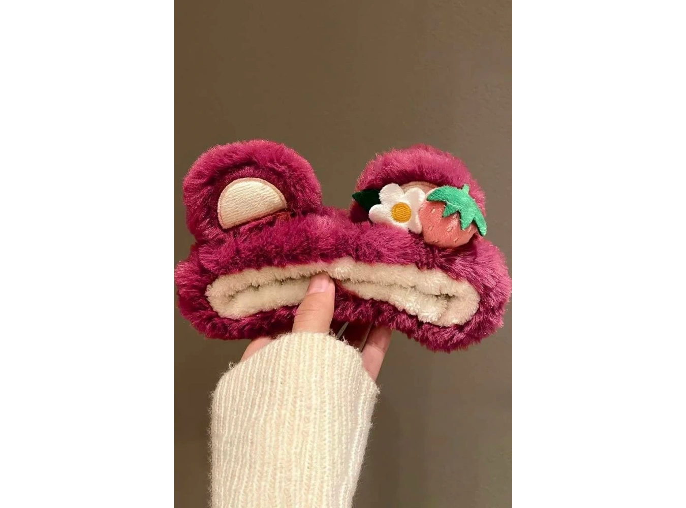 Fuşya Renk Çilek Ve Çiçek Figürlü Kulak Detaylı Peluş Saç Bandı