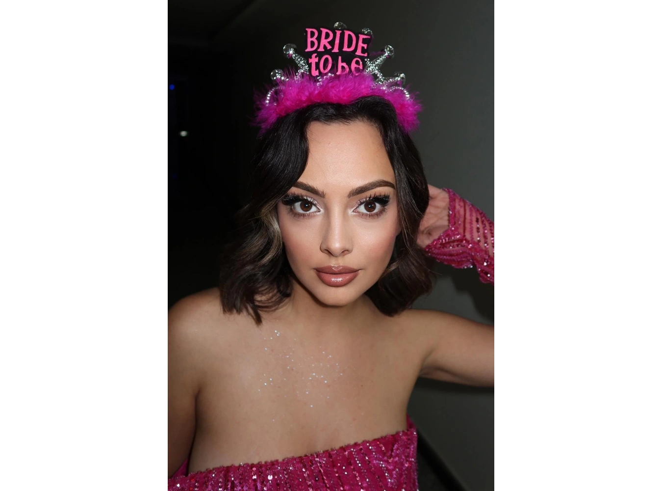 Fuşya Renk Tüylü Bride To Be Yazılı Tarak Taç