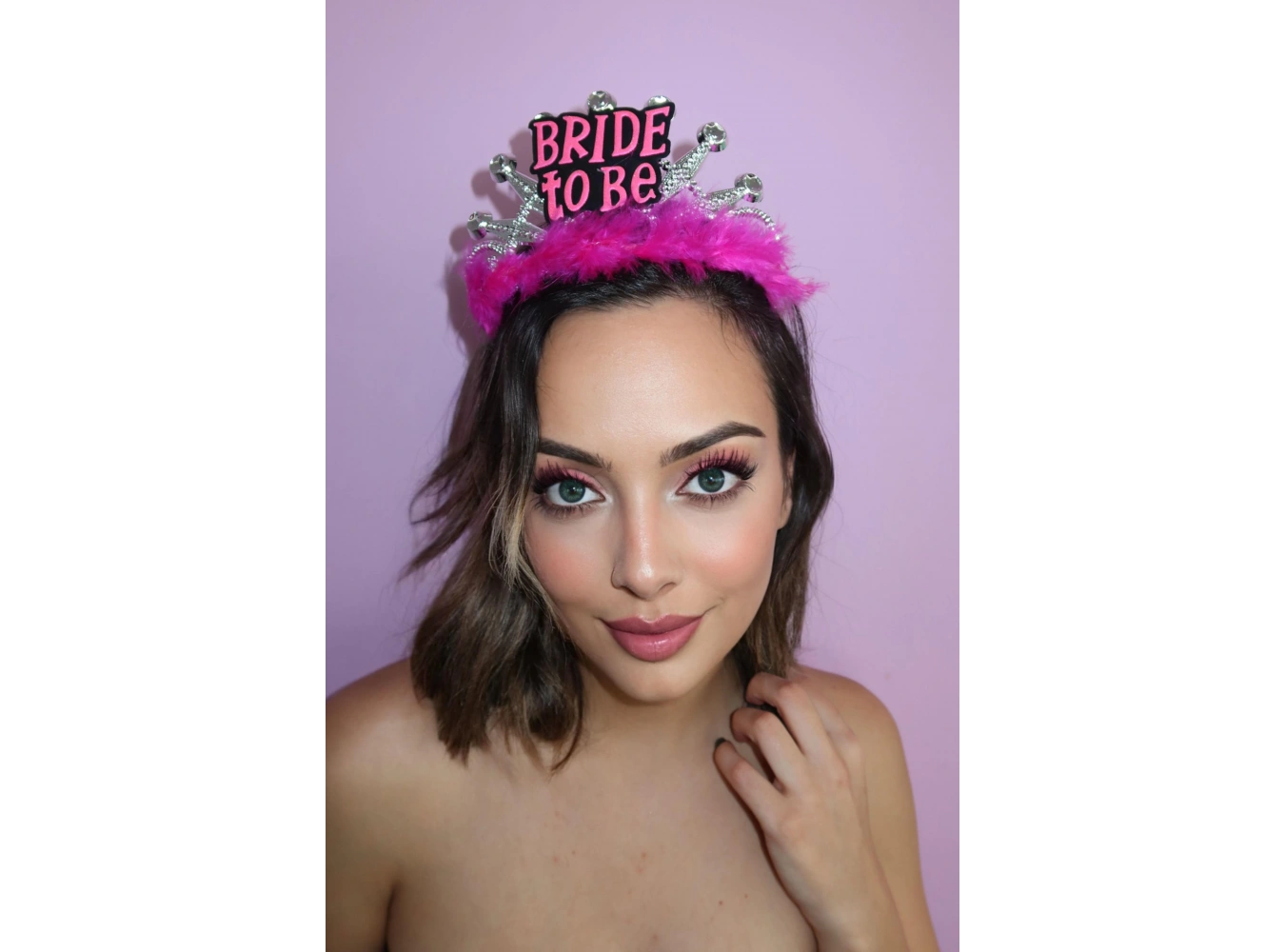 Fuşya Renk Tüylü Bride To Be Yazılı Tarak Taç