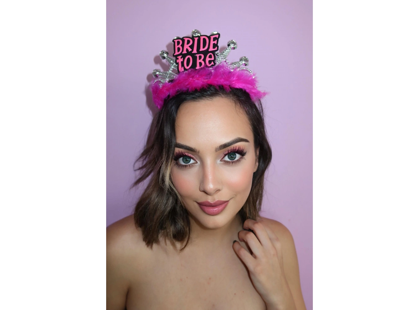 Fuşya Renk Tüylü Bride To Be Yazılı Tarak Taç