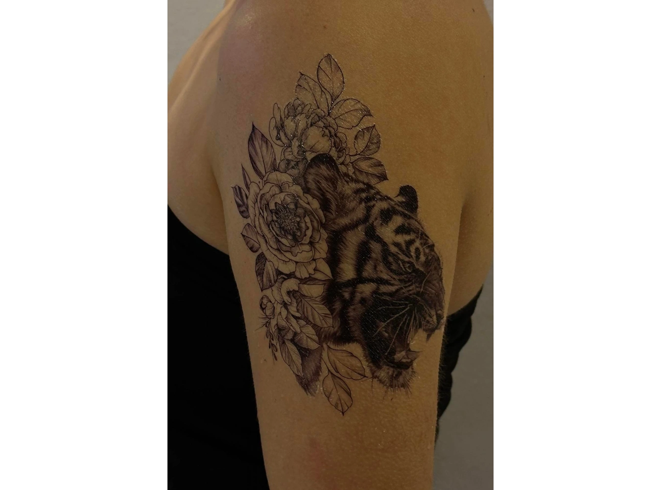 Geçici Çiçek Ve Aslan Figürlü Dövme Tattoo