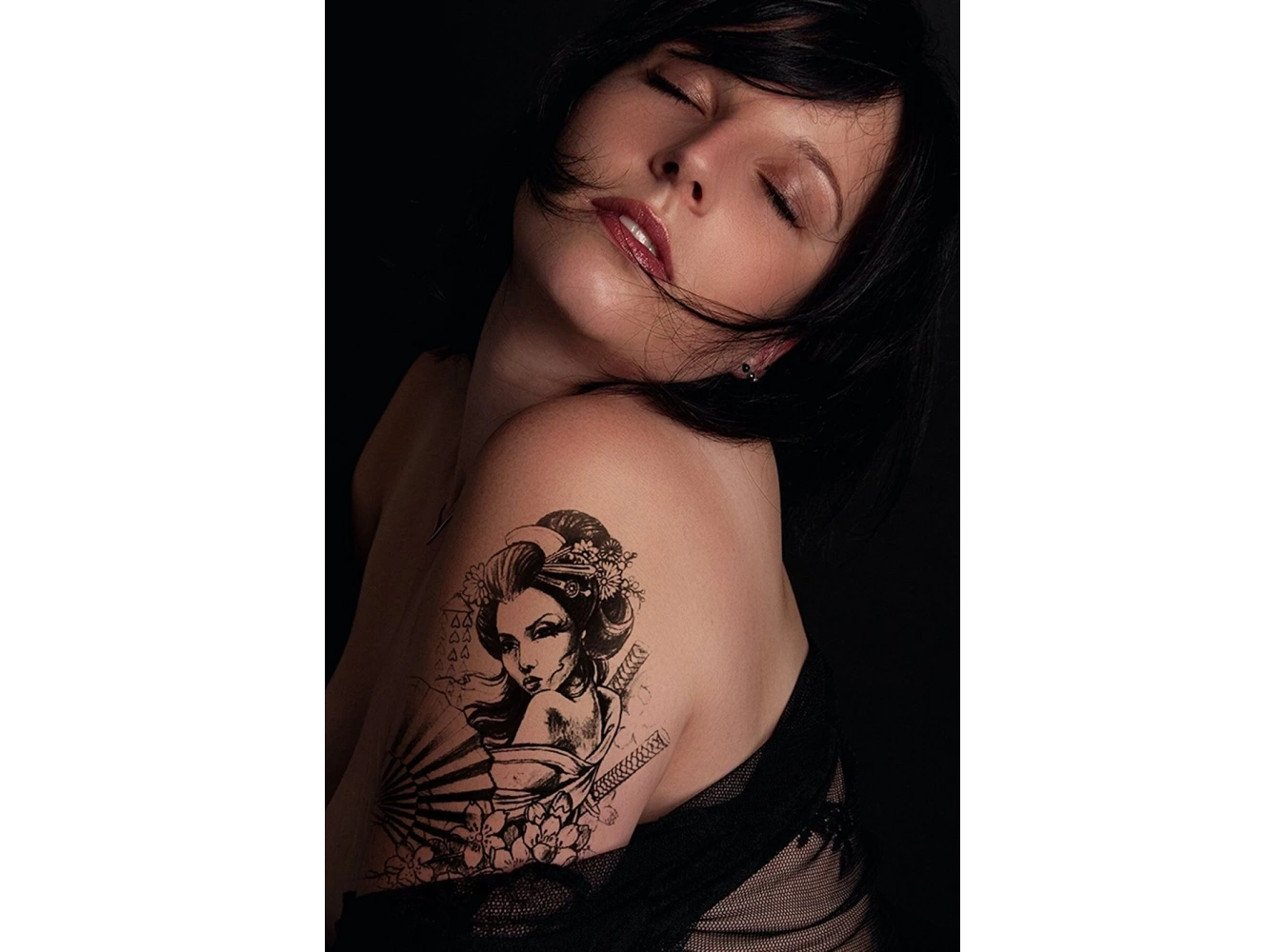 Geçici Kadın Modelli Dövme Tattoo