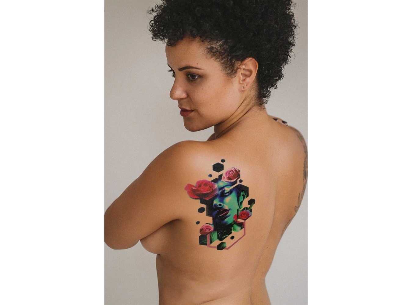 Geçici Kadın Modelli Dövme Tattoo