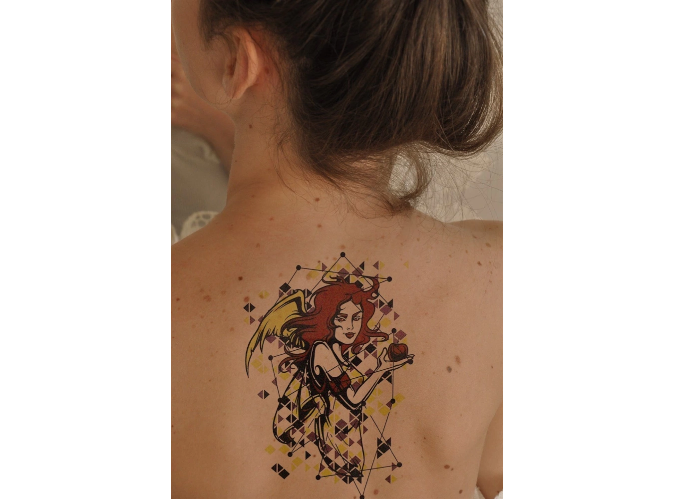 Geçici Kadın Modelli Dövme Tattoo