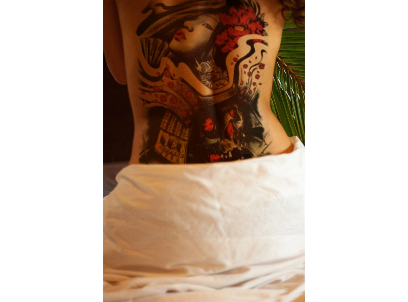 Geçici Kadın ve Kurukafa Modelli Sırt Dövme Tattoo