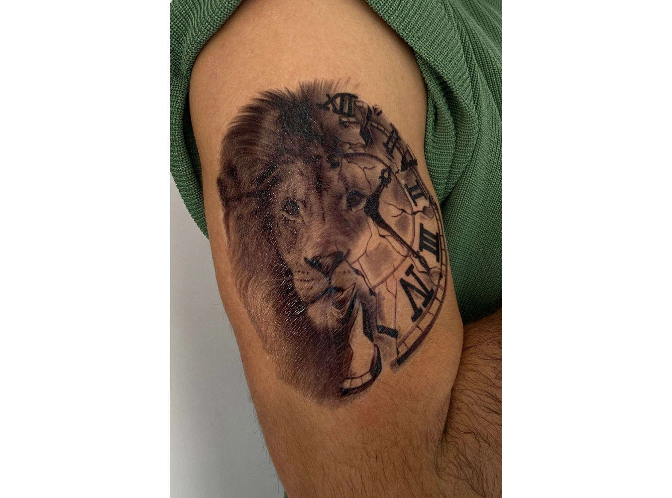 Geçici Saat Ve Aslan Figürlü Dövme Tattoo