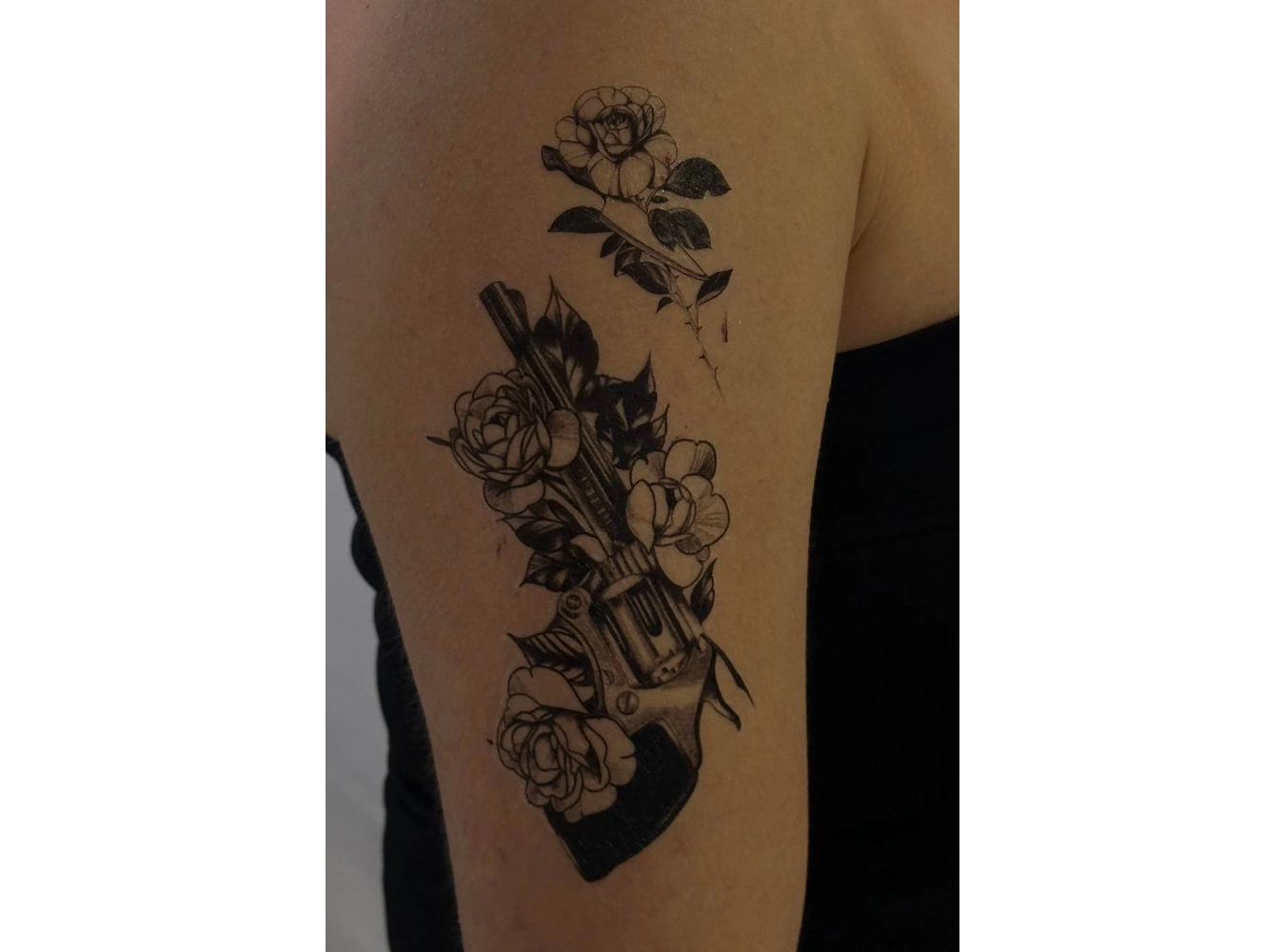 Geçici Silah Ve Çiçek Figürlü Dövme Tattoo