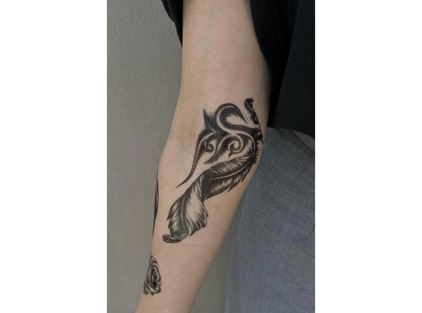Geçici Tüy Ve Gül Figürlü Dövme Tattoo