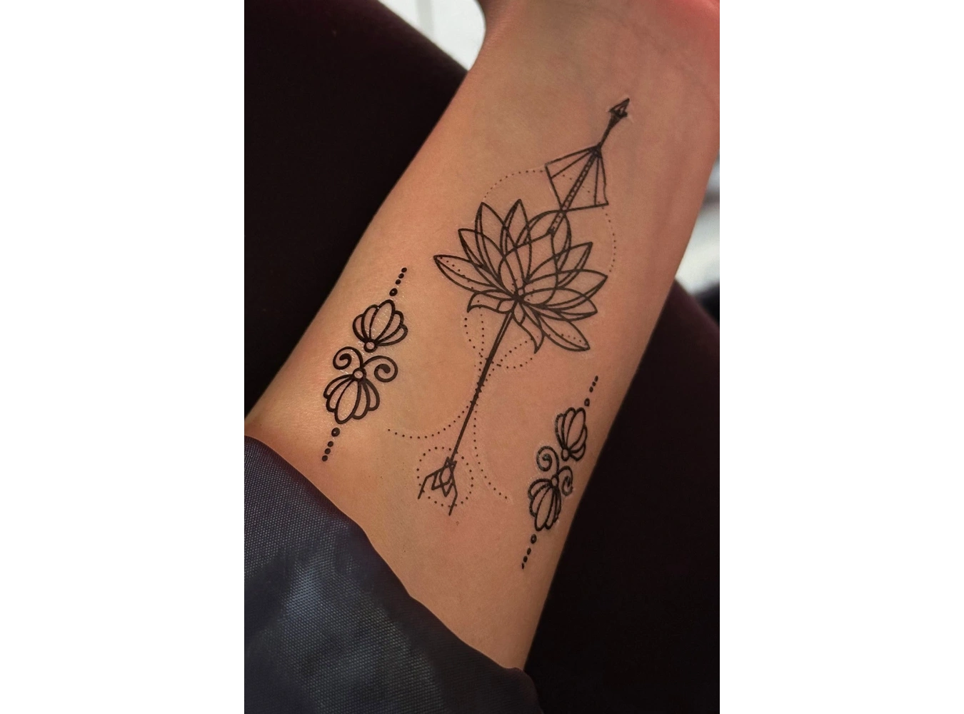 Göğüs Arası Lotus Geçici Dövme Tattoo
