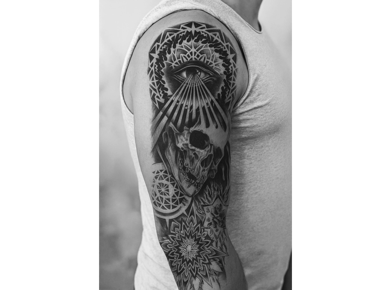 Göz Ve Kuru Kafa Figürlü 12 Saat Sonra Kararan Geçici Kol Dövme Tattoo