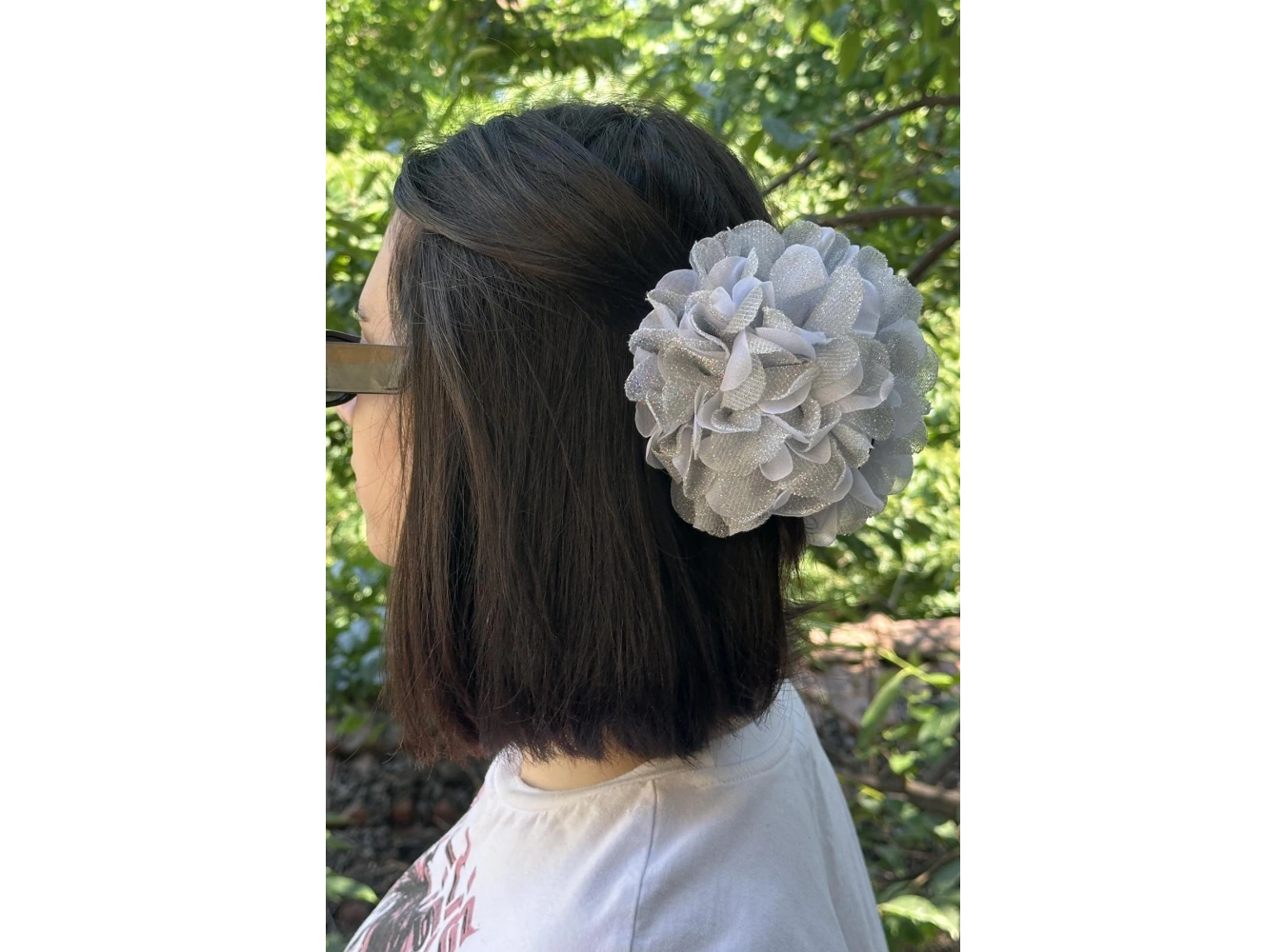 Gri Renk Çiçek Figürlü Sim Detaylı Mandal Toka