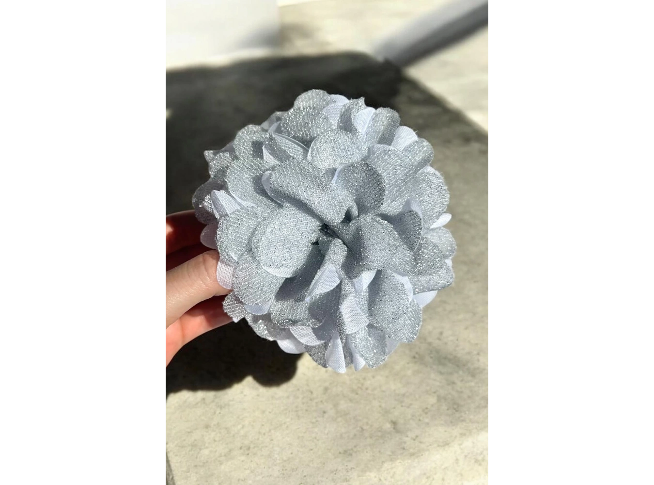 Gri Renk Çiçek Figürlü Sim Detaylı Mandal Toka