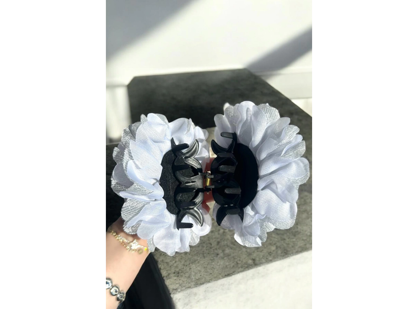 Gri Renk Çiçek Figürlü Sim Detaylı Mandal Toka