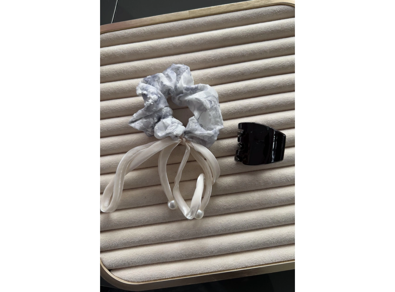 Gri Renk İnci Detaylı Mandal/Simit Toka