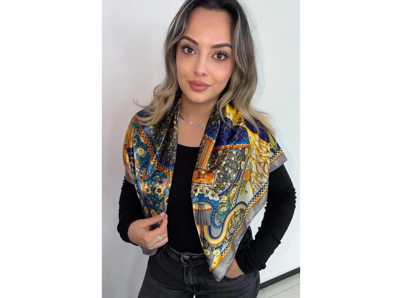 Gri Renk Karışık Desenli Saten Şal/Fular