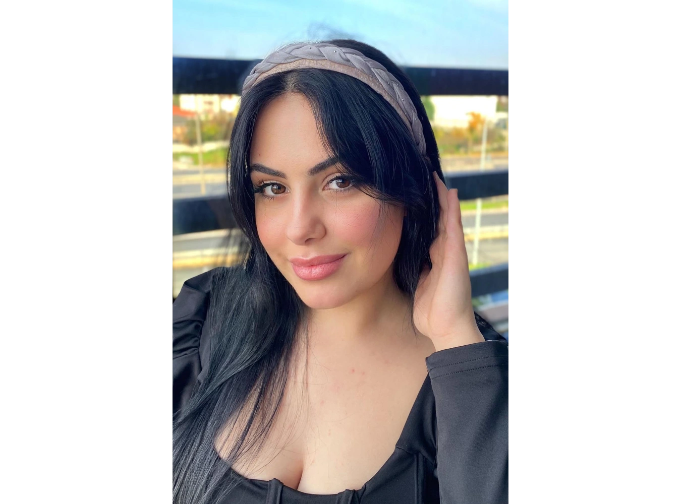 Gri Renk Örgü Detaylı Taç