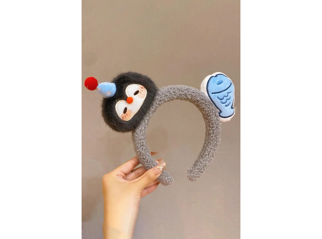 Gri Renk Penguen Ve Balık Detaylı Peluş Taç