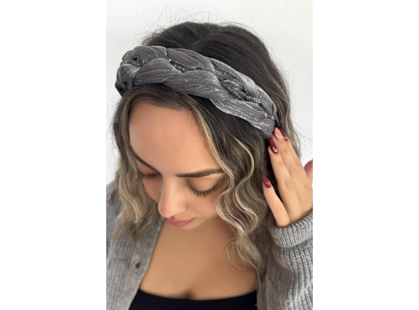 Gri Renk Taş Detaylı Örgülü Taç