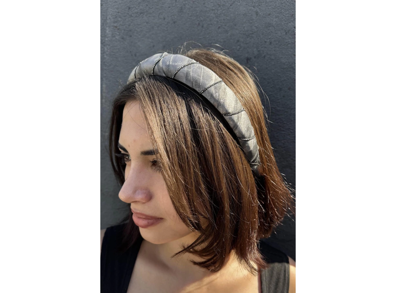 Gri Renk Taş Detaylı Taç