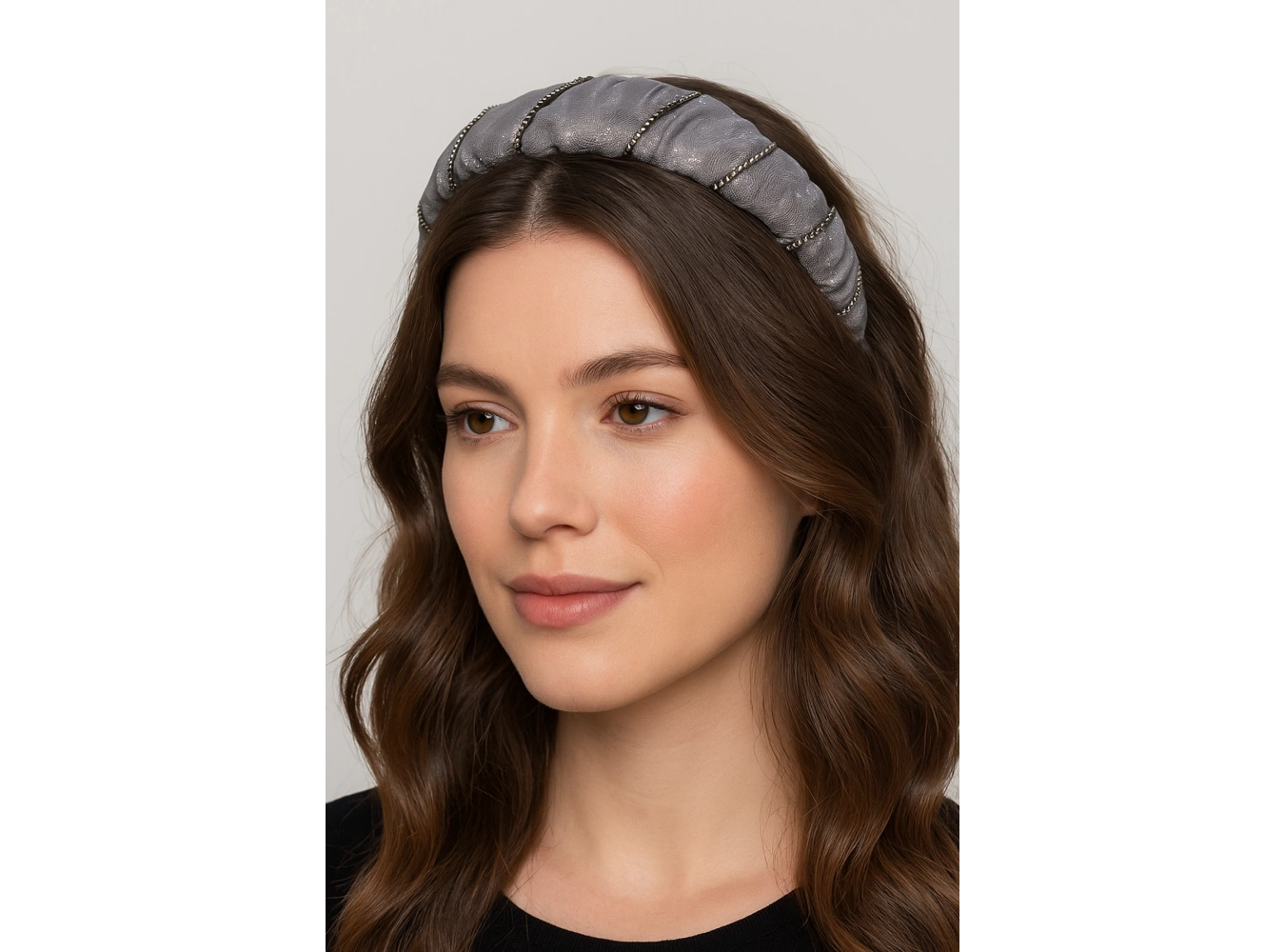 Gri Renk Taş Detaylı Taç