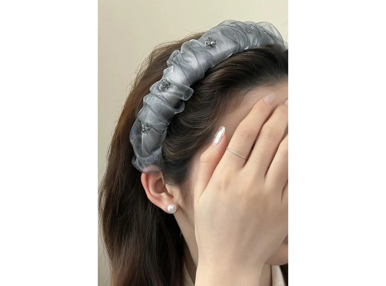 Gri Renk Taş Detaylı Taç