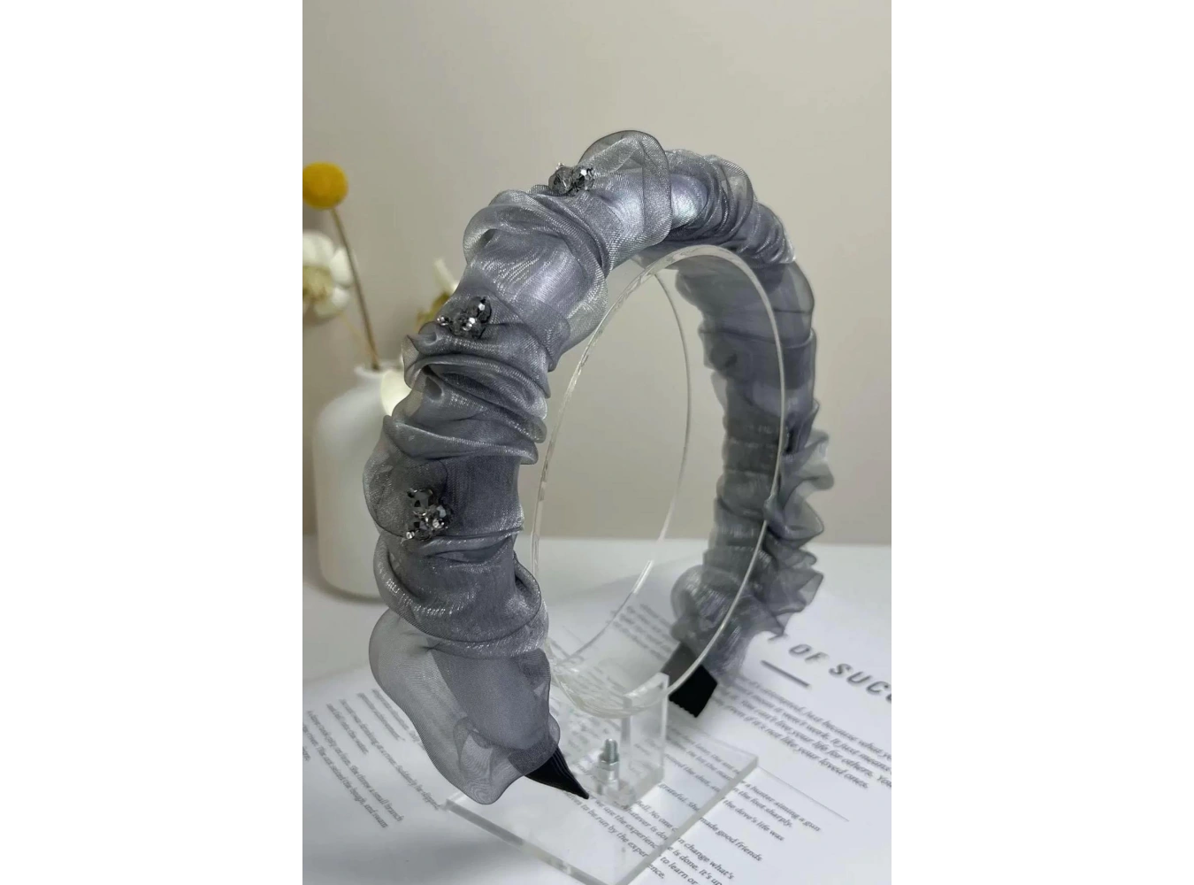 Gri Renk Taş Detaylı Taç