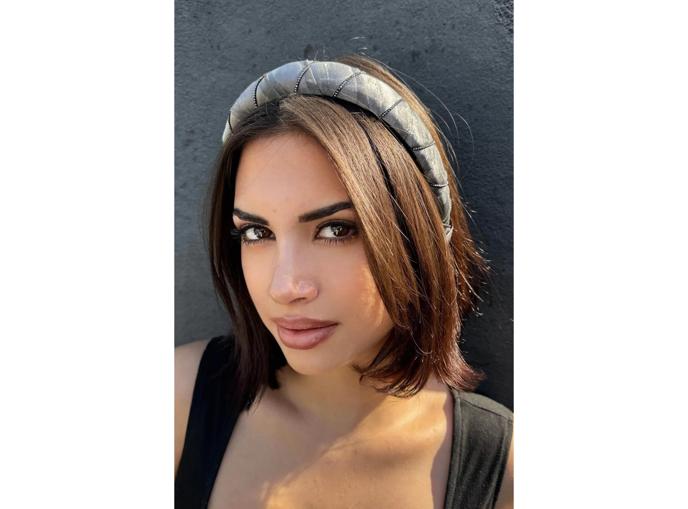 Gri Renk Taş Detaylı Taç