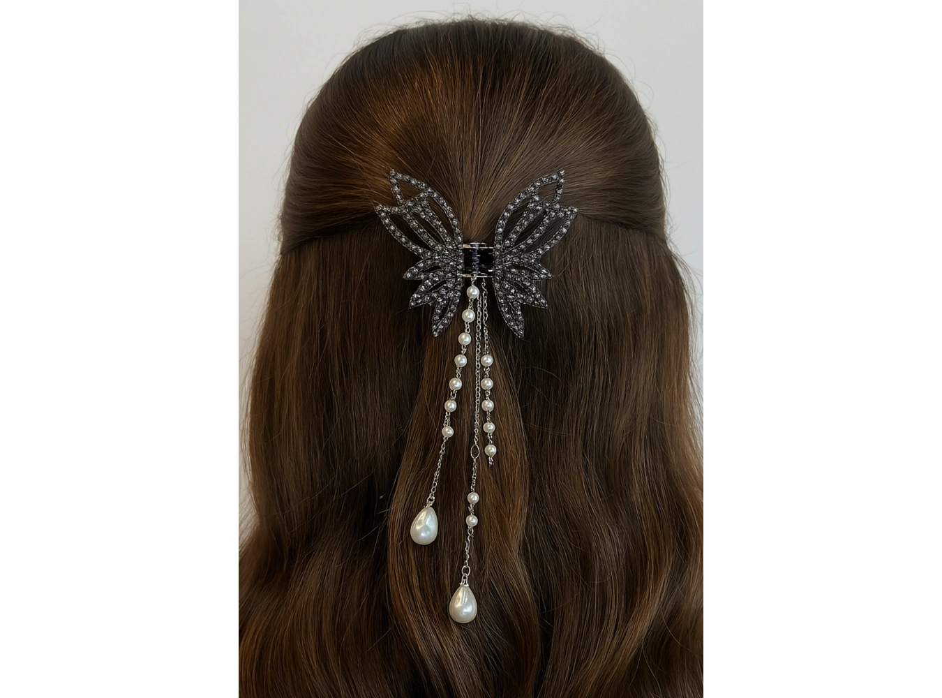 Gri Renk Taş Ve İnci Detaylı Kelebek Figürlü Sallantılı Mandal Toka